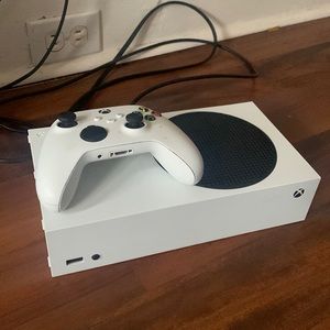 Xbox series S comes with a controller HDMI cord and with batteries 512gb